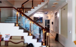 Cầu thang nhôm kính thi công và lắp đặt tại Vincom-Center-Long Biên